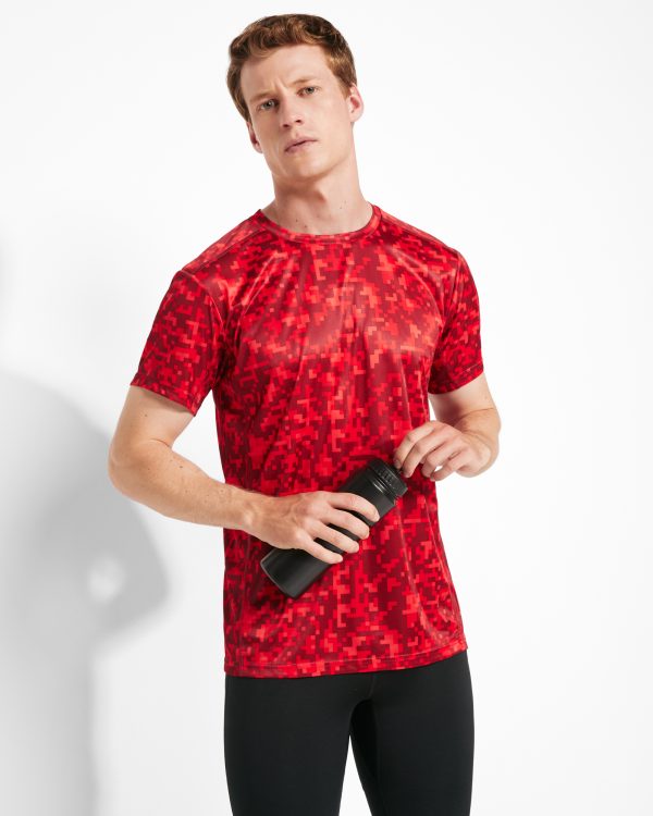Miliar Ropa Laboral Camiseta técnica de manga corta estampada. Cuello redondo con cubre costuras de refuerzo a contraste en color amarillo flúor. Paneles laterales en interior de manga y en los hombros con remallado a tono. Tejido suave, ligero y transpirable, fácil secado.
