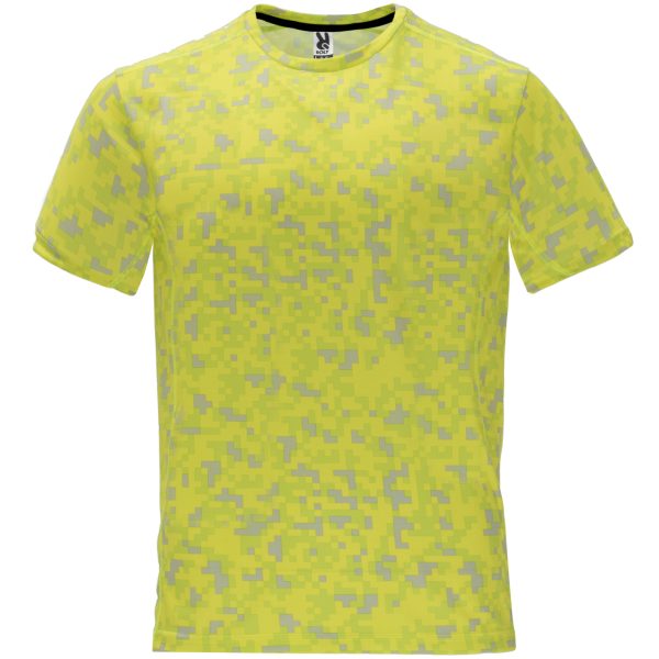 Miliar Ropa Laboral Camiseta técnica de manga corta estampada. Cuello redondo con cubre costuras de refuerzo a contraste en color amarillo flúor. Paneles laterales en interior de manga y en los hombros con remallado a tono. Tejido suave, ligero y transpirable, fácil secado.