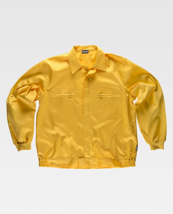 Miliar Ropa Laboral Cazadora con cuello camisero y cierre de cremallera de nylon oculta. Dos bolsos de pecho de plastón con cremallera de nylon. Puño elástico. Cierre de velcro en cintura y elástico en los laterales.