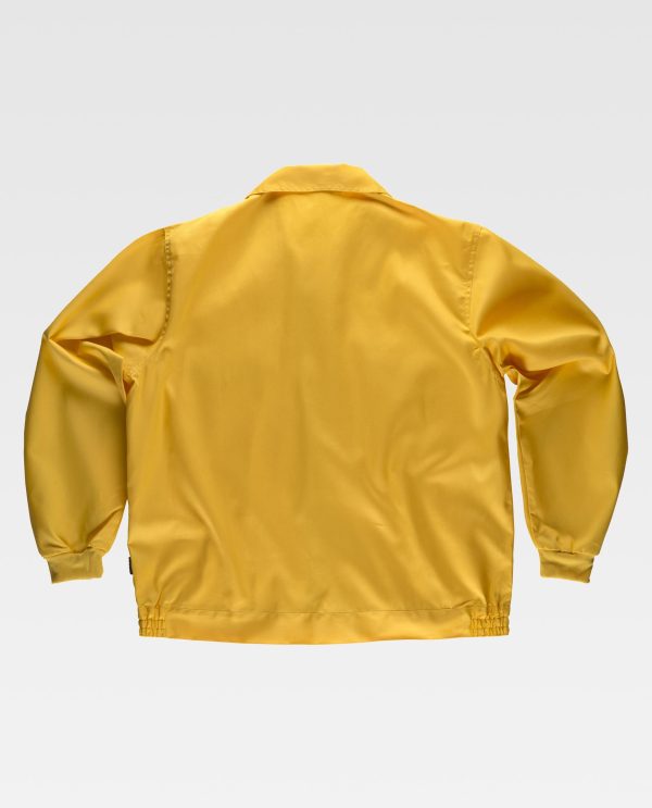 Miliar Ropa Laboral Cazadora con cuello camisero y cierre de cremallera de nylon oculta. Dos bolsos de pecho de plastón con cremallera de nylon. Puño elástico. Cierre de velcro en cintura y elástico en los laterales.