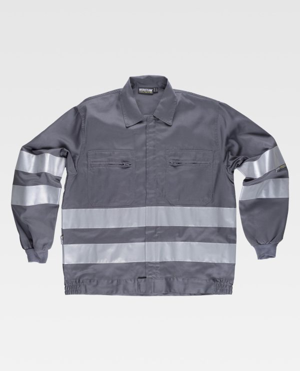 Miliar Ropa Laboral Cazadora con cintas reflectantes. Cuello camisero y cierre de cremallera de nylon oculta. Dos bolsos de pecho de plastón con cierre de cremallera de nylon. Dos cintas reflectantes en pecho, espalda y mangas. Puño elástico. Cierre de velcro en cintura y elástico en los laterales.
