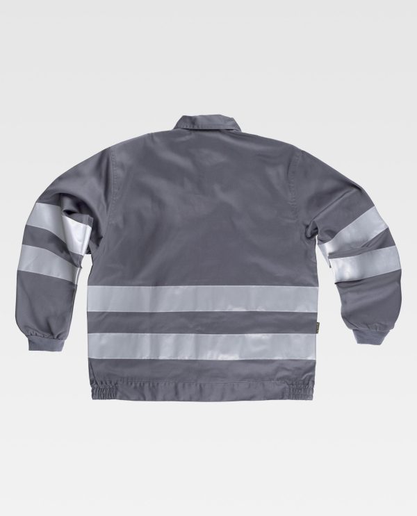 Miliar Ropa Laboral Cazadora con cintas reflectantes. Cuello camisero y cierre de cremallera de nylon oculta. Dos bolsos de pecho de plastón con cierre de cremallera de nylon. Dos cintas reflectantes en pecho, espalda y mangas. Puño elástico. Cierre de velcro en cintura y elástico en los laterales.