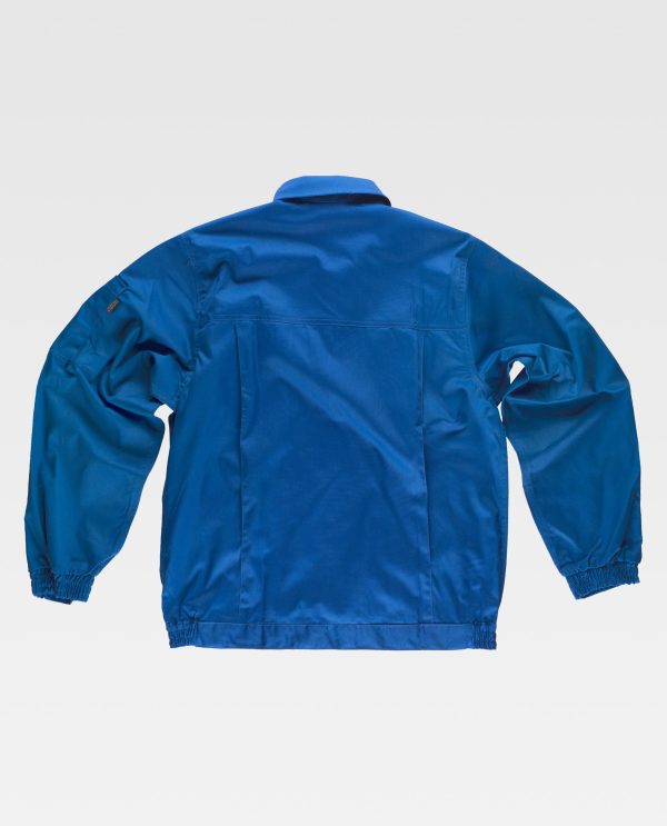 Miliar Ropa Laboral Cazadora de triple costura con canesús. Cuello camisero. Cierre de cremallera de nylon oculta por solapa postiza con velcro. Dos bolsos de pecho de fuelle con cartera de velcro y bolsillo auxiliar. Dos bolsos laterales de ojal. Un bolsillo en la manga con cierre de velcro. Puño con elástico. Espalda con pliegues. Cierre de velcro en cintura y elástico en los laterales.