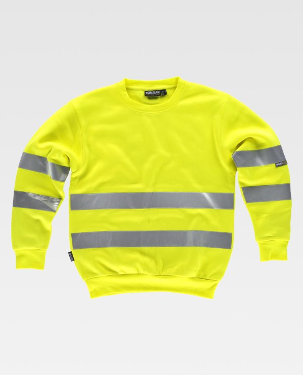 Miliar Ropa Laboral Sudadera clásica de alta visibilidad, de cuello redondo con cintas reflectantes. Cubre costuras en el interior del cuello y costuras reforzadas. Dos cintas reflectantes en pecho, espalda y mangas. Suave y cálido acabado en el interior. Cuello, puños y cintura elásticos en punto canalé.