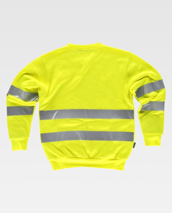 Miliar Ropa Laboral Sudadera clásica de alta visibilidad, de cuello redondo con cintas reflectantes. Cubre costuras en el interior del cuello y costuras reforzadas. Dos cintas reflectantes en pecho, espalda y mangas. Suave y cálido acabado en el interior. Cuello, puños y cintura elásticos en punto canalé.