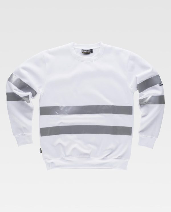 Miliar Ropa Laboral Sudadera clásica de cuello redondo con cintas reflectantes. Cubre costuras en el interior del cuello y costuras reforzadas. Dos cintas reflectantes en pecho, espalda y mangas. Suave y cálido acabado en el interior. Cuello, puños y cintura elásticos en punto canalé.