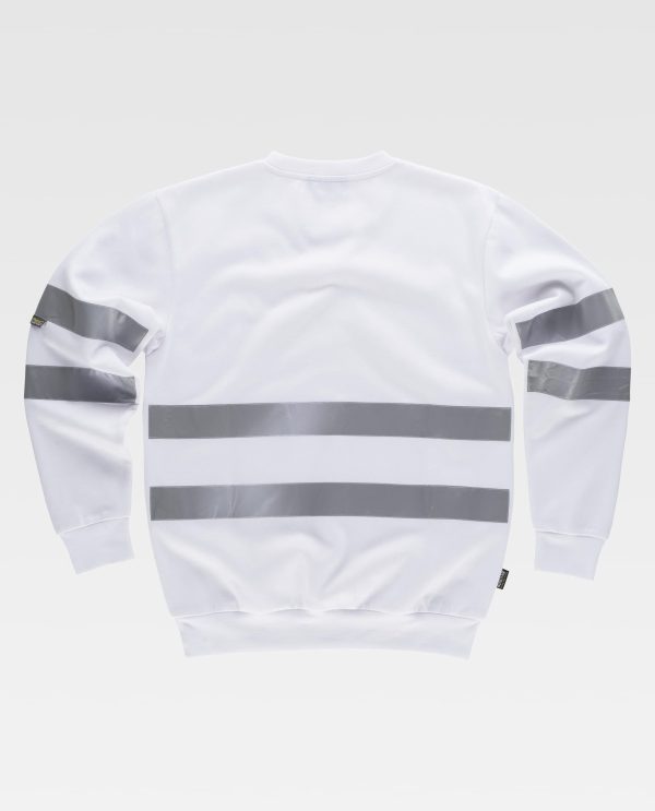 Miliar Ropa Laboral Sudadera clásica de cuello redondo con cintas reflectantes. Cubre costuras en el interior del cuello y costuras reforzadas. Dos cintas reflectantes en pecho, espalda y mangas. Suave y cálido acabado en el interior. Cuello, puños y cintura elásticos en punto canalé.
