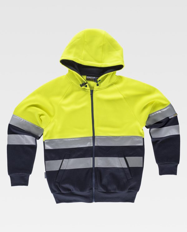 Miliar Ropa Laboral Sudadera combinada con cintas reflectantes. Capucha con cordón elástico y pieza ajustable. Cierre de cremallera. Cubre costuras en el interior del cuello y costuras reforzadas. Parte superior de alta visibilidad. Dos bolsos laterales interiores. Dos cintas reflectantes en pecho, espalda y mangas. Suave y cálido acabado en el interior. Puños y cintura elásticos en punto canalé.