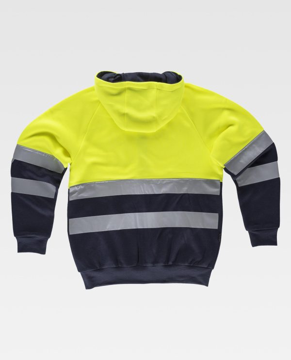 Miliar Ropa Laboral Sudadera combinada con cintas reflectantes. Capucha con cordón elástico y pieza ajustable. Cierre de cremallera. Cubre costuras en el interior del cuello y costuras reforzadas. Parte superior de alta visibilidad. Dos bolsos laterales interiores. Dos cintas reflectantes en pecho, espalda y mangas. Suave y cálido acabado en el interior. Puños y cintura elásticos en punto canalé.