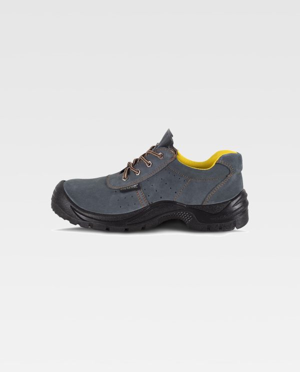 Miliar Ropa Laboral Zapato de serraje perforado con cordones. Suela PU bidensidad. Puntera y plantilla de acero. Propiedades antiestáticas. Absorción de la energía en la zona del tacón. Resistente a los hidrocarburos. Resistente a la perforación. Resistencia al deslizamiento sobre baldosa cerámica con disolución de jabón y sobre acero con glicerina. S1P SRC.
