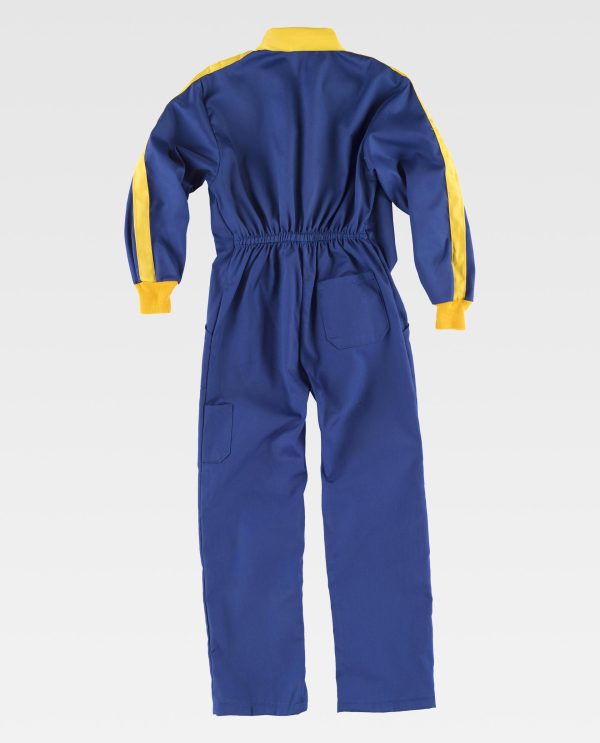 Miliar Ropa Laboral Buzo infantil combinado. Cuello camisero y cierre de cremallera de nylon oculta. Manga larga con puño elástico. Un bolso de pecho de plastón con cremallera de nylon, dos bolsos de abertura inclinada en los costados. Un bolso trasero de plastón y un bolso de espátula. Elástico en la espalda. Cuello, tira de manga y puños combinados.