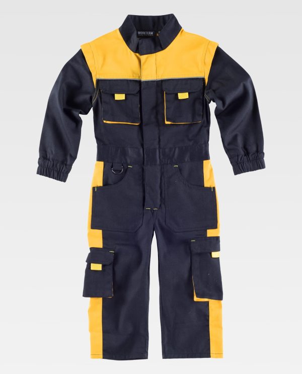 Miliar Ropa Laboral Buzo de niño, combinado con vivos reflectantes y presillas a contraste. Cuello alto y cierre de cremallera de nylon de doble tirador oculta por solapa. Velcro en cuello y solapa. Dos bolsos de pecho de fuelle con cartera de velcro y tiradores a contraste. Dos bolsos de plastón con abertura redonda en los costados. Dos bolsos laterales de fuelle de diferente tamaño con cartera de velcro y tiradores a contraste. Dos bolsos traseros de plastón con cartera de velcro y tiradores a contraste. Puño con elástico. Cinturilla con elástico en la espalda y argolla en delantero.