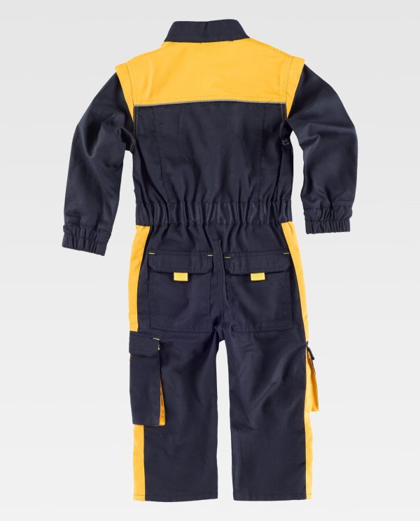 Miliar Ropa Laboral Buzo de niño, combinado con vivos reflectantes y presillas a contraste. Cuello alto y cierre de cremallera de nylon de doble tirador oculta por solapa. Velcro en cuello y solapa. Dos bolsos de pecho de fuelle con cartera de velcro y tiradores a contraste. Dos bolsos de plastón con abertura redonda en los costados. Dos bolsos laterales de fuelle de diferente tamaño con cartera de velcro y tiradores a contraste. Dos bolsos traseros de plastón con cartera de velcro y tiradores a contraste. Puño con elástico. Cinturilla con elástico en la espalda y argolla en delantero.