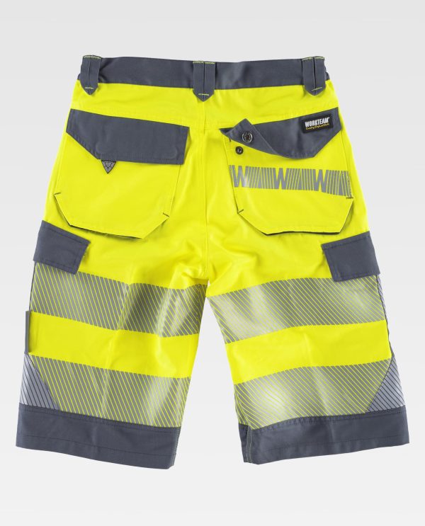 Miliar Ropa Laboral Bermuda combinada con alta visibilidad y cintas reflectantes segmentadas. Dos bolsos de abertura inclinada en los costados, dos bolsos laterales interiores con cartera de corchete oculto. Dos bolsos traseros con pliegue inferior con cartera de corchete oculto. Dos cintas reflectantes segmentadas termoadhesivas en perneras. Cinta decorativa personalizada en un bolso trasero. Elástico en los laterales de la cintura. Trabillas de diferente color. Cierre de botón metálico y bragueta de cremallera.