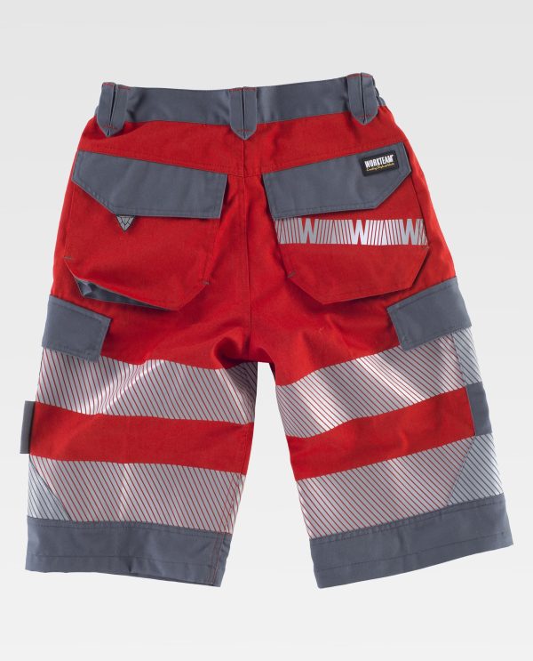 Miliar Ropa Laboral Bermuda combinada y cintas reflectantes segmentadas. Dos bolsos de abertura inclinada en los costados, dos bolsos laterales interiores con cartera de corchete oculto. Dos bolsos traseros con pliegue inferior con cartera de corchete oculto. Dos cintas reflectantes segmentadas termoadhesivas en perneras. Cinta decorativa personalizada en un bolso trasero. Elástico en los laterales de la cintura. Trabillas de diferente color. Cierre de botón metálico y bragueta de cremallera.