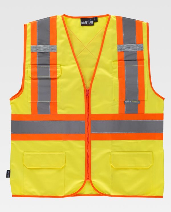 Miliar Ropa Laboral Chaleco reflectante-fluorescente con escote a pico y cierre de cremallera. Trabillas de cinta tejida gris y dos bolsos de plastón en el pecho, uno de ellos con cartera de velcro. Dos bolsos laterales de plastón con cartera de velcro. Una banda fluorescente con una cinta reflectante en pecho, hombros y cruzadas en la espalda. Ribeteado con bies a contraste.