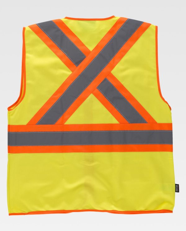 Miliar Ropa Laboral Chaleco reflectante-fluorescente con escote a pico y cierre de cremallera. Trabillas de cinta tejida gris y dos bolsos de plastón en el pecho, uno de ellos con cartera de velcro. Dos bolsos laterales de plastón con cartera de velcro. Una banda fluorescente con una cinta reflectante en pecho, hombros y cruzadas en la espalda. Ribeteado con bies a contraste.
