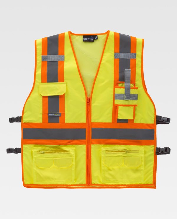 Miliar Ropa Laboral Chaleco en tejido Oxford reflectante-fluorescente con ajustes laterales. Escote a pico y cierre de cremallera. Trabillas de cinta tejida gris, un bolso de plastón con cartera de velcro y otro con sistema de sujeción para emisoras en el pecho. Dos bolsos laterales con fuelle y cierre de cremallera. Bolsillos auxiliares superpuestos con cartera de velcro. Bolso trasero interior con cierre de cremallera. Ajustes laterales con hebillas automáticas. Una banda fluorescente con una cinta reflectante en pecho, espalda y hombros. Ribeteado con bies a contraste. Forro interior de rejilla.