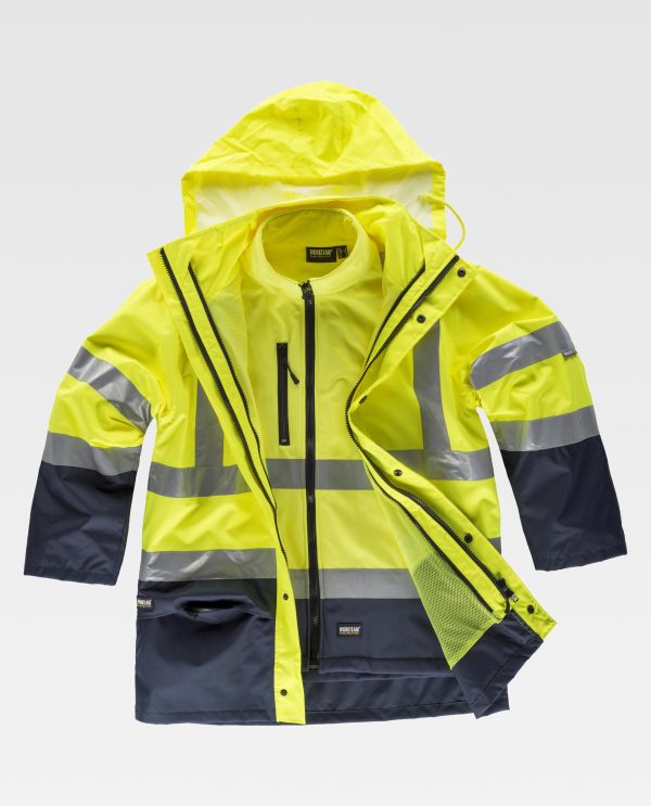 Miliar Ropa Laboral Parka convertible 4 en 1. Combinada, desmontable, con cintas reflectantes y parte superior de alta visibilidad.Exterior: Impermeable en tejido Oxford de cuello alto con capucha interior ajustable con cordón. Cierre de cremallera de doble tirador oculta por doble solapa y cierre de corchetes. Dos bolsos laterales solapados con cremallera. Una cinta reflectante en hombros y dos en pecho, espalda y mangas. Bocamanga interior con bies elástico. Forro interior de rejilla.Interior: Chaqueta WORKSHELL con mangas desmontables unida a la prenda exterior por medio de cremalleras. Cuello alto y cierre de cremallera. Un bolso de pecho y dos laterales interiores con cierre de cremallera. Una cinta reflectante en hombros y dos en pecho, espalda y mangas. Bocamanga ajustable con velcro.