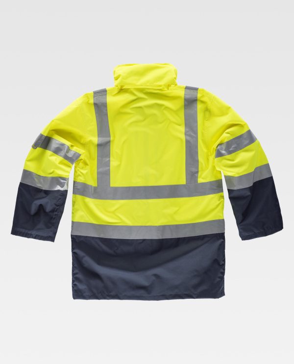 Miliar Ropa Laboral Parka convertible 4 en 1. Combinada, desmontable, con cintas reflectantes y parte superior de alta visibilidad.Exterior: Impermeable en tejido Oxford de cuello alto con capucha interior ajustable con cordón. Cierre de cremallera de doble tirador oculta por doble solapa y cierre de corchetes. Dos bolsos laterales solapados con cremallera. Una cinta reflectante en hombros y dos en pecho, espalda y mangas. Bocamanga interior con bies elástico. Forro interior de rejilla.Interior: Chaqueta WORKSHELL con mangas desmontables unida a la prenda exterior por medio de cremalleras. Cuello alto y cierre de cremallera. Un bolso de pecho y dos laterales interiores con cierre de cremallera. Una cinta reflectante en hombros y dos en pecho, espalda y mangas. Bocamanga ajustable con velcro.